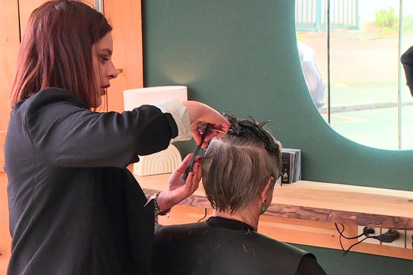 Selon l'enquête d'une association de consommateurs, pour une prestation équivalente chez le coiffeur, les femmes payent en moyenne 46 % plus cher que les hommes.