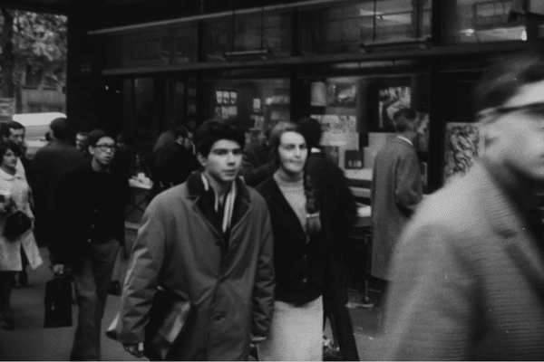 Des passants dans le Quartier latin, à Paris, en 1965, entre la Sorbonne et le boulevard Saint-Michel.