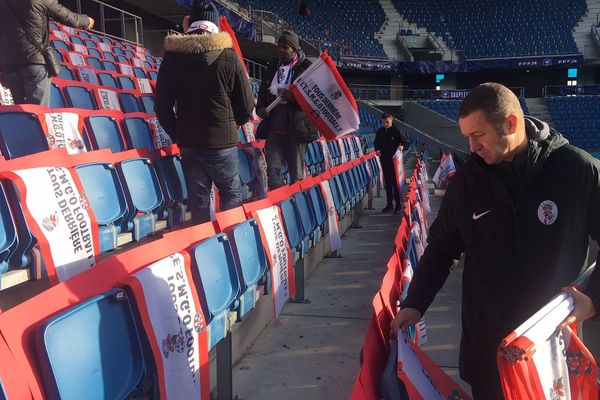 Une cinquantaine de supporters du club de Gonfreville-l'Orcher installe leurs couleurs dans les tribunes du stade Océane.