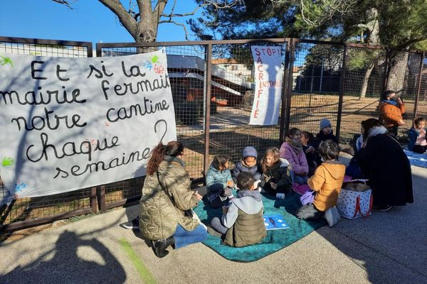 Des parents d'élèves ont pique-niquer ce lundi 17 janvier devant les grilles de l'école de leurs enfants pour protester contre la fermeture de la cantine.