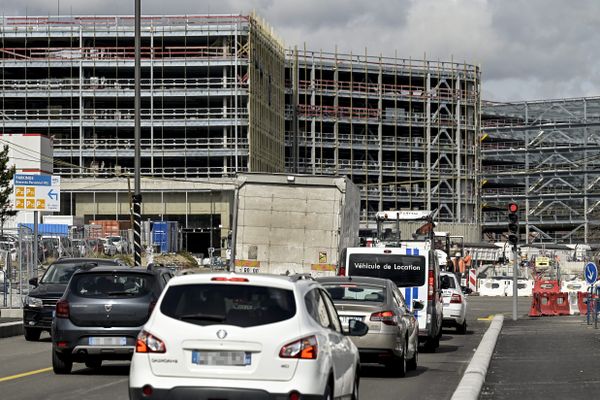 Il y a 80 000 places de stationnement  à Lyon.