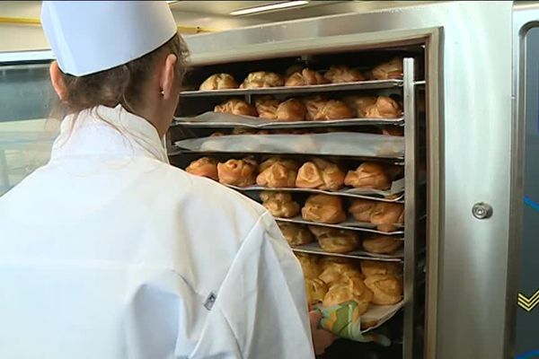 Les 15 élèves de première du lycée Renée Bonnet ont préparé 450 desserts pour ce menu spécial. 