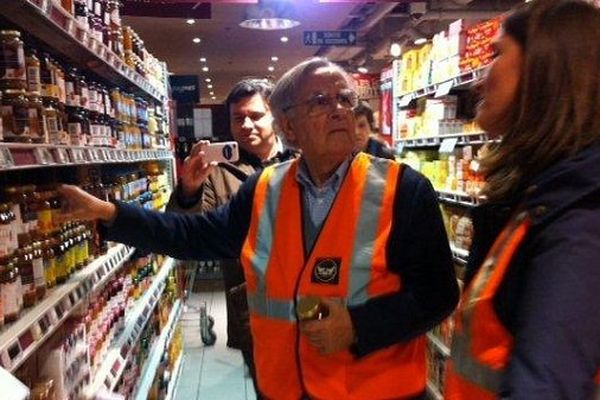 29/11/13 - Bernard Pivot, dans les rayons d'un supermarché de l'agglomération lyonnaise, pour les besoins de la grande collecte organisée par la banque alimentaire... 