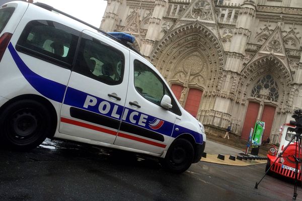 Dispositif Vigipirate renforcé devant la Cathédrale de Nantes. 