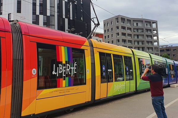 La rame de tramway arc-en-ciel effectue sa première circulation dans Strasbourg.