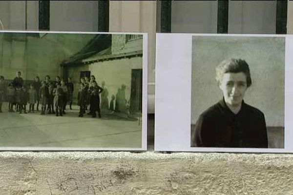 Coralie Beluse dans la cour de l'orphelinat qu'elle dirigeait pendant la seconde guerre mondiale .