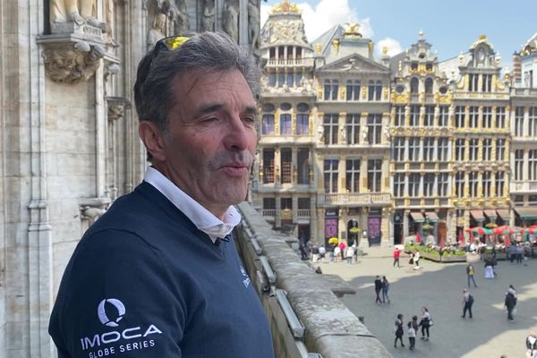 Le skipper belge Denis Van Weynbergh au balcon de l'hôtel de ville de Bruxelles