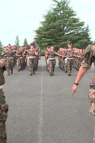 En raison des Jeux Olympiques, le défilé du 14 juillet aura lieu sur l'avenue Foch et non sur les Champs Elysées. Une parade militaire mondialement connue à laquelle participe une cinquantaine d'élèves et de personnels de la base aérienne 722 de Saintes.