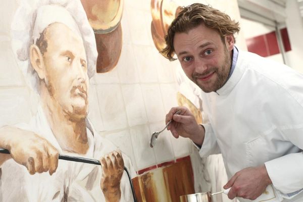  Le chef Arnaud Donckele est le super chef, distingué par ses pairs.