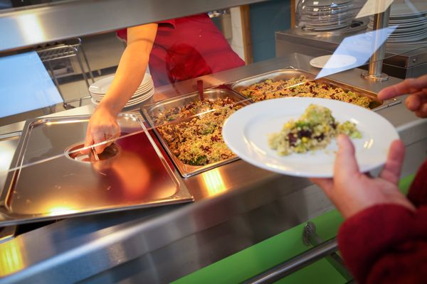 A Agde, la mairie et le prestataire de restauration collective de la ville sont à couteaux tirés. Face à la hausse des coûts, les enfants et les seniors doivent choisir entre l'entrée, le fromage ou le dessert, alors que le contrat prévoit de servir un menu complet.