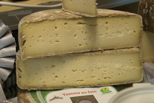 La tomme au foin, un fromage picard, au goût de noix, à la pâte claire est fabriquée et vendue à la ferme La Chapelle-Stant-Jean.