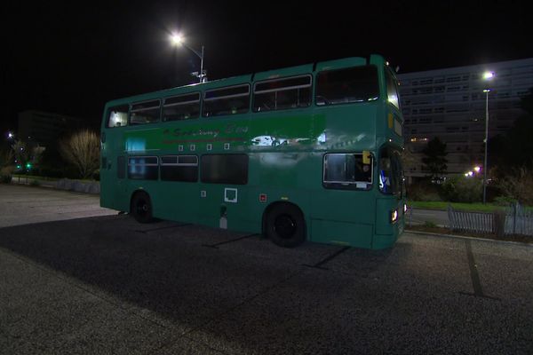 Un food truck à impériale sur le marché des Couronneries à Poitiers  