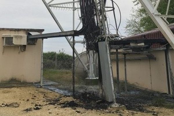 La base du pilône TDF de Saint-Saturnin (Charente), sérieusement endommagée par les flammes.