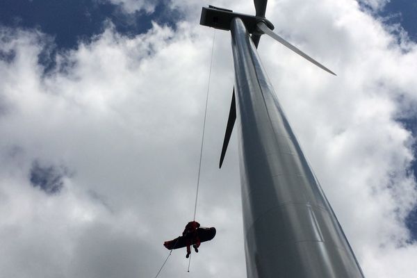 Le 24 mai, un exercice de sauvetage sur le site éolien de Bajouve à St-Julien Puy Lavèze (Puy-de-Dôme) mobilise les hommes du GRIMP, le Groupe de Reconnaissance et d'Intervention en Milieu Périlleux.