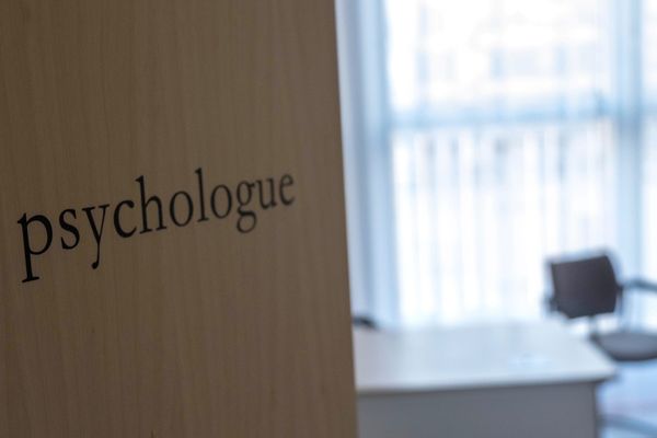 A Dijon, le CHU et le Centre Hospitalier La Chartreuse collaborent dans la mise en place d'une plateforme téléphonique de soutien psychologique. Au bout du fil, une vingtaine de psychologues qui sont là pour répondre à tout le monde (usagers, soignants, patients) pour surmonter les conséquences psychologiques de cette crise sanitaire.