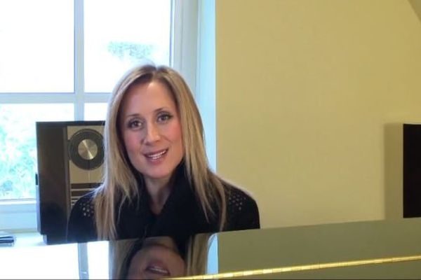 Lara Fabian met fin à sa tournée pour soigner un problème de surdité 