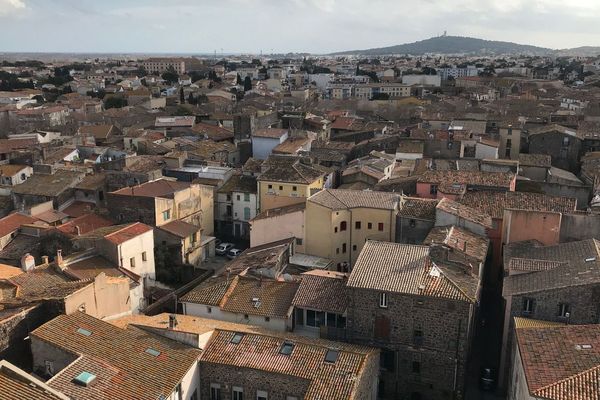 La ville d'Agde vue du haut de la cathédrale Saint-Etienne, le Mont Saint-Loup en fond