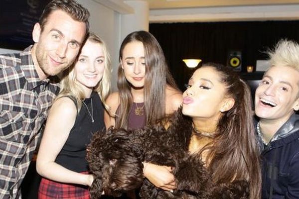 Ariana Grande avec un de ses chiens.