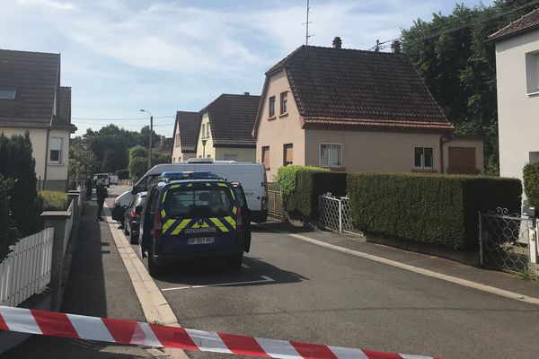 La rue des Près à Eckbolsheim bouclée par la gendarmerie