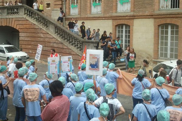 Le personnel gréviste a envahi l'hôtel-Dieu siège des CHU de Toulouse