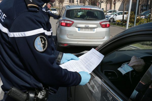 Illustration : des gendarmes procèdent au contrôles des attestations de sortie dérogatoires en période de confinement liée à l'épidémie de coronavirus.