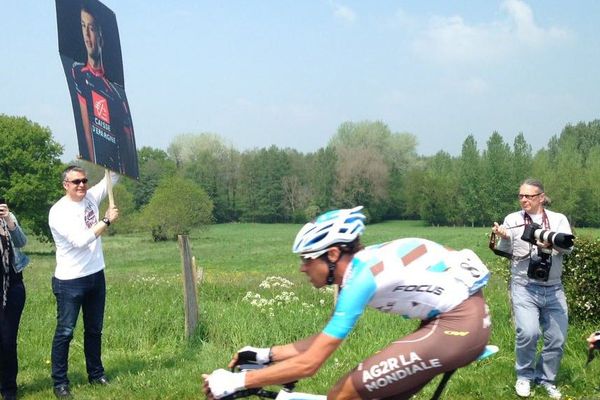 Sur la route de cette première étape du tour : l'hommage à Arnaud Coyot