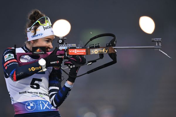 La biathlète franc-comtoise Lou Jeanmonnot lors de l'épreuve de sprint aux mondiaux de biathlon à Nove Mesto, en République tchèque, le 9 février 2024.