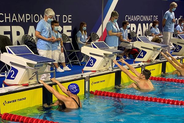 Anaëlle Roulet au deuxième couloir pendant les Championnats de France de natation