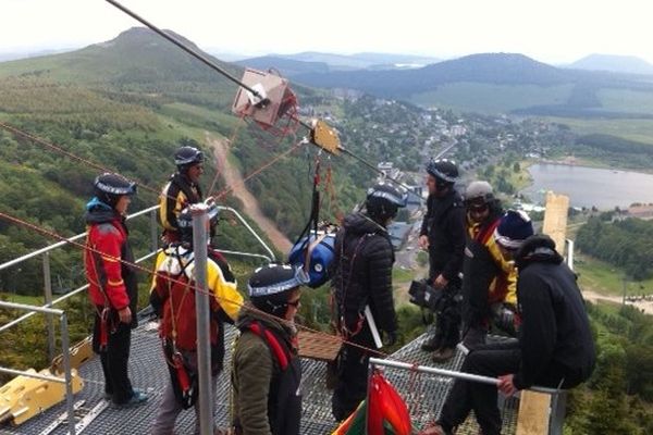 Derniers essais de sécurité sur la tyrolienne "fantasticable" de Super-Besse avant son ouverture au public le 12 juillet.