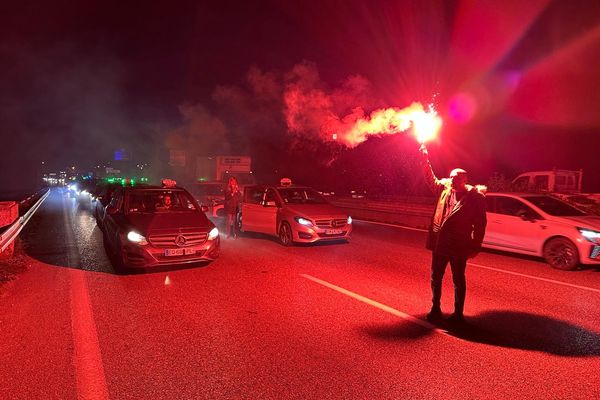 Les taxis bloquent l'A50, dans le sens Aubagne-Marseillece lundi 9 décembre depuis 6h du matin, ils ont mis en place une opération escargot.