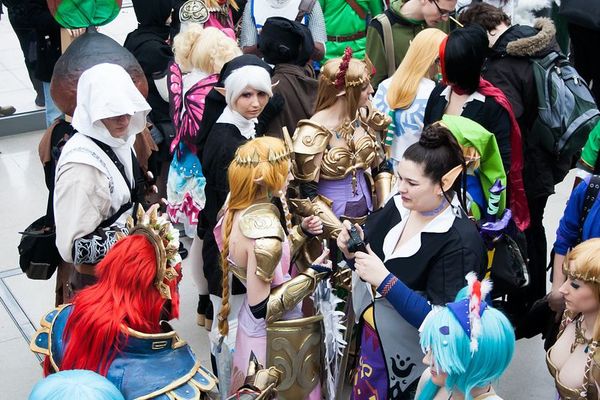 Le salon propose des concours Cosplay : les participants se déguisent en personnages d'animés ou de jeux vidéo.