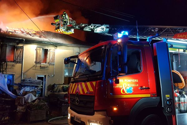 Une trentaine de pompiers est intervenue pour circonscrire l’incendie 