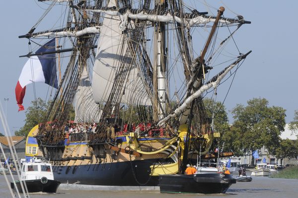 8/09/2014 : 1ère sortie de l'Hermione avant de démarrer ses essais en mer. 