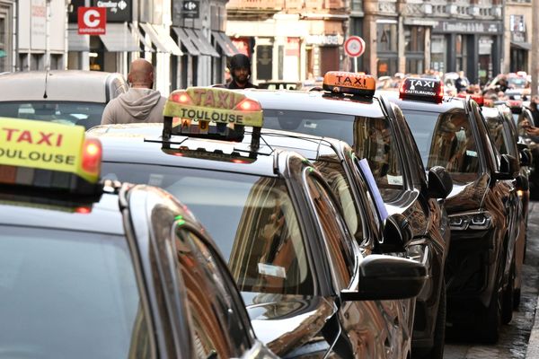 Les taxis de Haute-Garonne manifestent contre la baisse de la prise en charge du transport de malades par la sécurité sociale