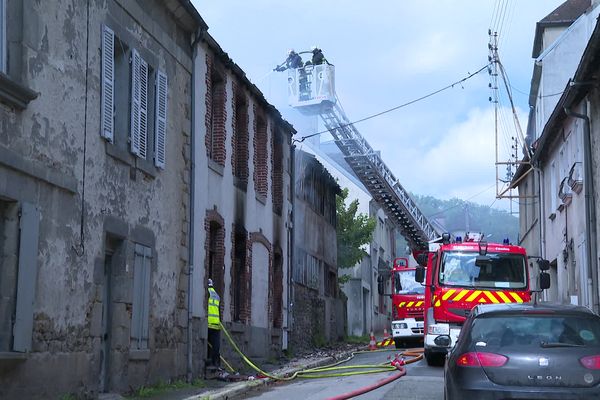 L'incendie qui s'est déclenché dans la nuit de dimanche à lundi a mobilisé d'importants moyens.