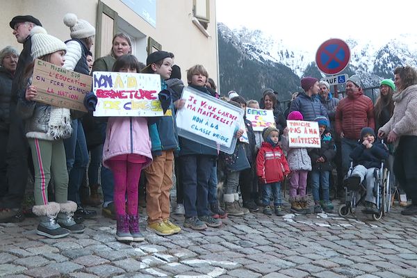 Les parents d'élèves ont manifesté ce mardi 30 janvier 2024 devant l'école de Vanosc (Isère)