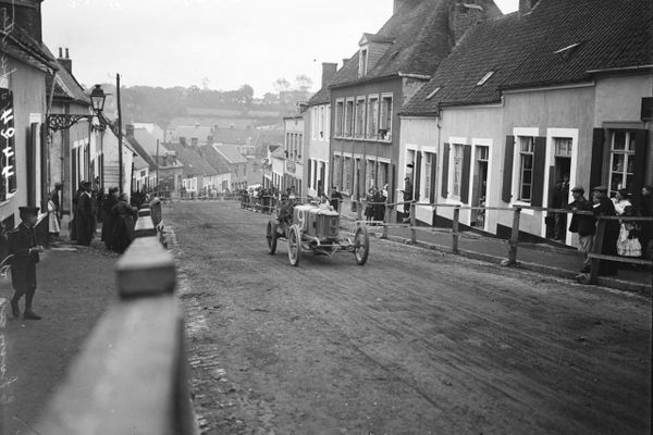 Une course de voiturettes traversant Desvres, près de Boulogne-sur-Mer, en 1909.