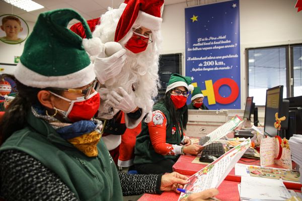 Au secrétariat du Père Noël, on n'en est pas encore revenu : le maire de Saint-Jean de Maurienne veut réquisitionner les lutins pour "évacuer pierres et gravats" qui, depuis un éboulement en septembre dernier, bloquent le trafic des trains vers l'Italie.