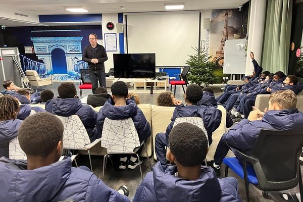 Atelier de sensibilisation à l'homophobie de l'association Foot Ensemble devant des jeunes en préformation au Centre de formation du PSG.