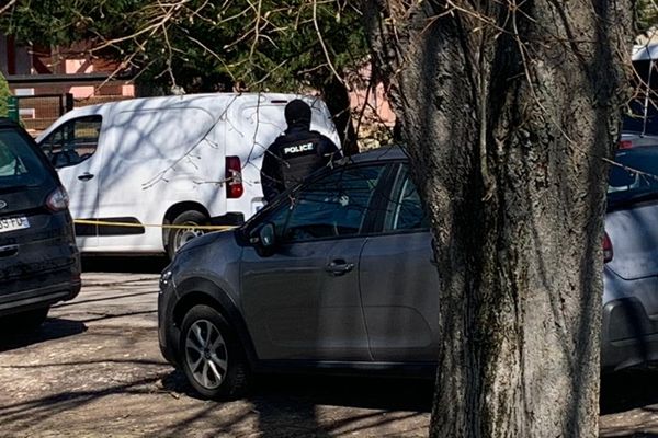 La rue du Soleil, à Rosenau (Haut-Rhin), bouclée par les forces de l'ordre ce 4 avril.