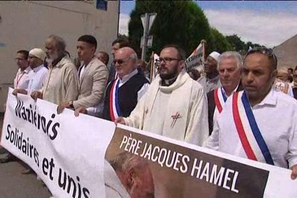 La tête du cortège silencieux à Waziers, près de Douai, en hommage au père Jacques Hamel assassiné à Saint-Etienne-du-Rouvray