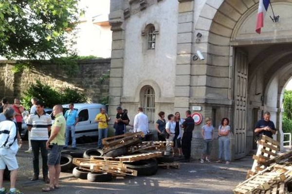 Une trentaine de surveillants en repos se sont rassemblés ce matin devant la prison de Dijon.