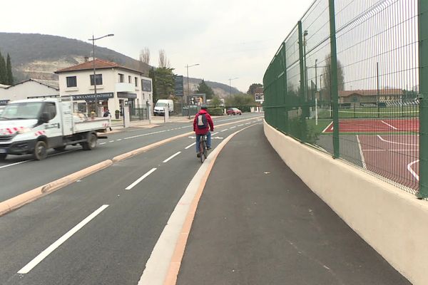 La voix lyonnaise 3 est une piste cyclable qui est séparée de la voie réservée aux véhicules et des trottoirs.