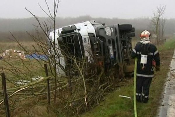 Le camion renversé sur la N77