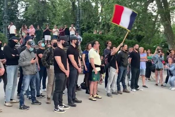 Une cinquantaine de personnes ont manifesté jeudi 8 juin, près des lieux du drame, à l'appel de l'ultra-droite, malgré l'interdiction de rassemblement délivré par la préfecture de Haute-Savoie.