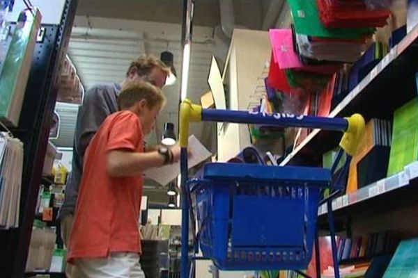 Achat de fournitures scolaires dans un supermarché de Brive