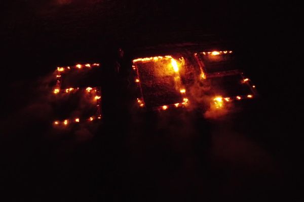 Les agriculteurs ont formé un SOS enflammé visible depuis le ciel à Dijon.