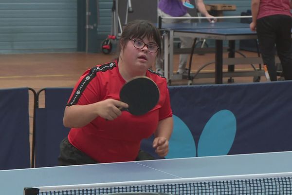 Coralie Fournil, joueuse de tennis de table, atteinte de trisomie, portera la flamme olympique.