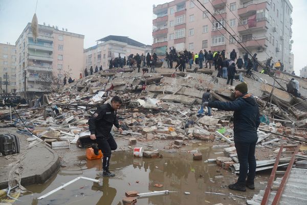 Des habitants recherchent des survivants dans les ruines  de Diyarbakir, ce lundi 6 février 2023.