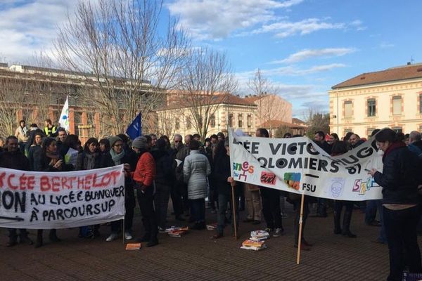 Les enseignants devant le rectorat de l'académie de Toulouse.